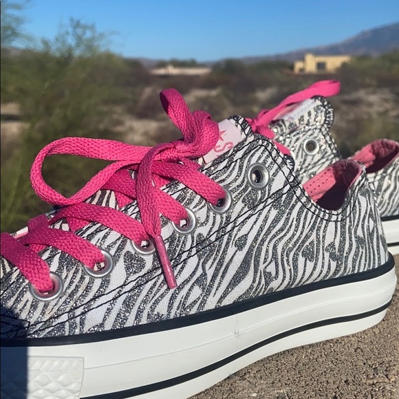 🦓 Glittery Silver Metallic Zebra Striped Converse - Picture 4 of 16